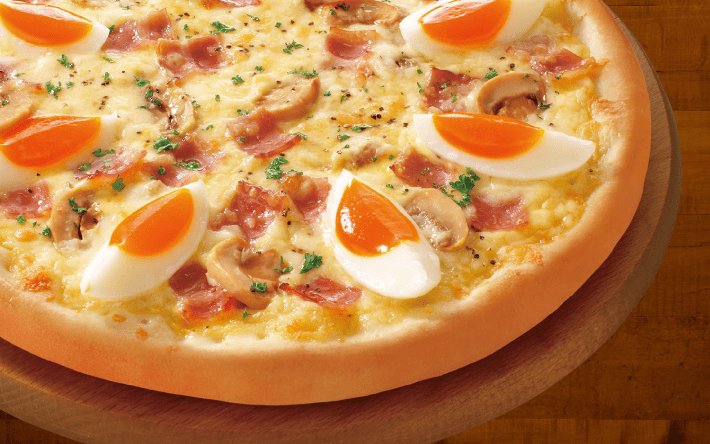 ★★ 2-STAR●[半熟たまごのカルボナーラピザ] - ピザ・カリフォルニアのオリジナルピザメニュー